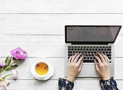 Kvinna skriver på laptop